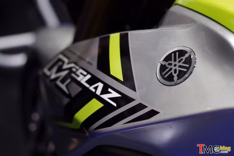 Bộ tem của xe đơn giản với dòng chữ M-Slaz cùng 3 sọc dọc chạy theo những đường nét của quây gió 2 bên xe.