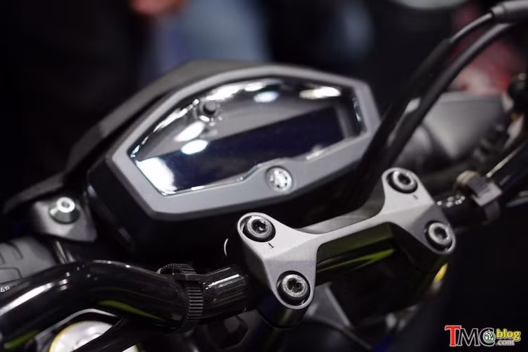 Cụm đồng hồ của xe là một màn hình hiển thị đa thông tin LCD duy nhất. Điểm đặc biệt của màn hình này đó là có nền đen và hiển thị chữ trắng, thay vì ngược lại như truyền thống.