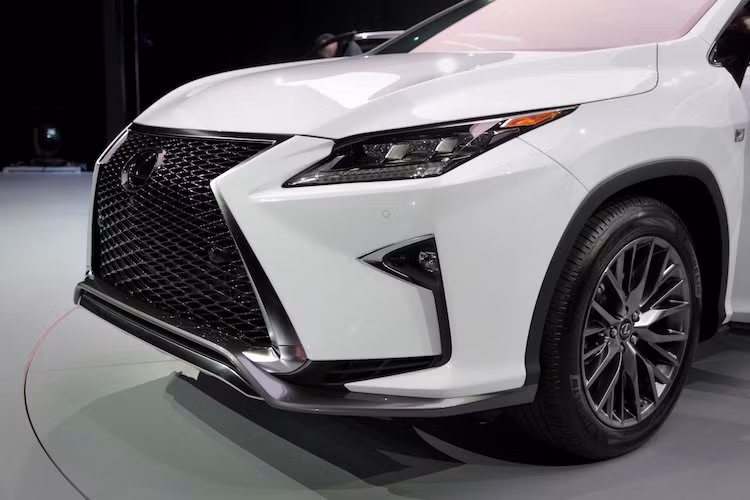 Nếu nhìn lướt qua, có vẻ như RX thế hệ mới là phiên bản "phóng lớn" của dòng NX nhỏ hơn. Tuy nhiên trên thực tế, nhìn kỹ hơn ta có thể thấy rằng 2 mẫu xe này hoàn toàn khác nhau. Nét tương đồng nằm ở cụm lưới tản nhiệt Spondle Grille đặc trưng Lexus, kết hợp với đèn pha sắc sảo.