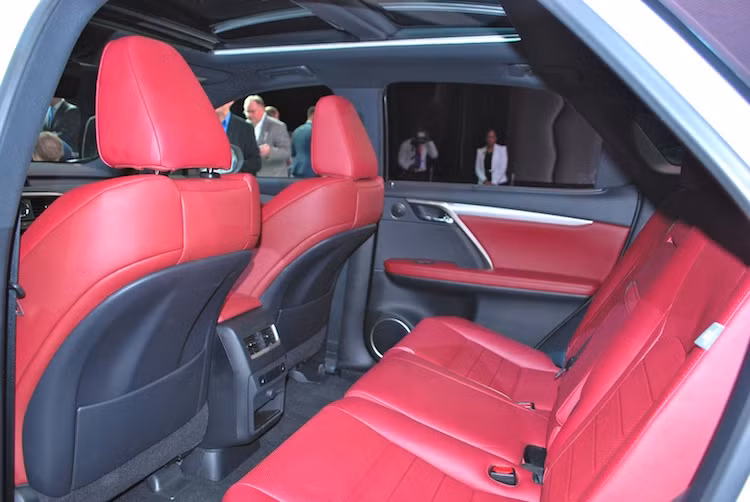 Dựa trên cơ sở chassis của Toyota Highlander, không gian cabin của Lexus RX thế hệ mới cũng rộng hơn thế hệ trước, đặc biệt ở hàng ghế sau.