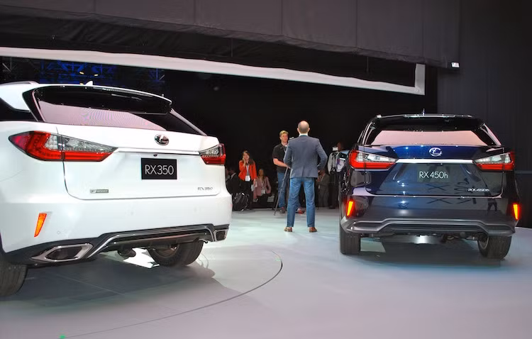 Khi ra mắt, RX 2016 có hai phiên bản chính là RX350 và RX450h, Tuy nhiên ở Việt Nam, Lexus sẽ không đem về phiên bản hybrid RX450h.