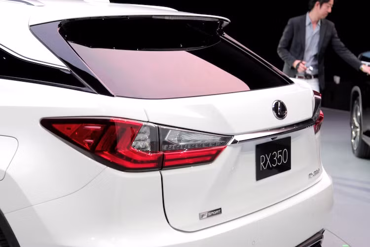 Thuộc thế hệ xe mới nhất của Lexus, RX 2016 đương nhiên cũng có cụm đèn hậu hiện đại với các dải LED chiếu sáng đẹp mắt.