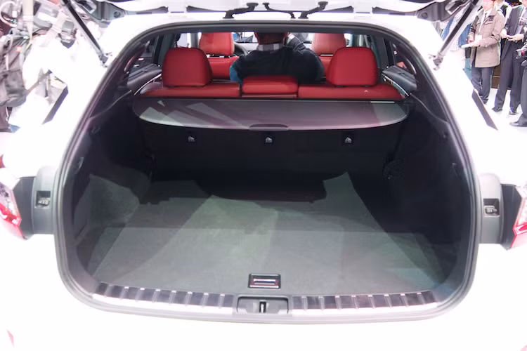 Mặc dù không có hàng ghế thứ 3 nhưng đổi lại, chiếc xe có thể tích khoang hành lý lên tới 521 lít, và có thể mở rộng tới 1585 lít nếu như gập hàng ghế sau lại.