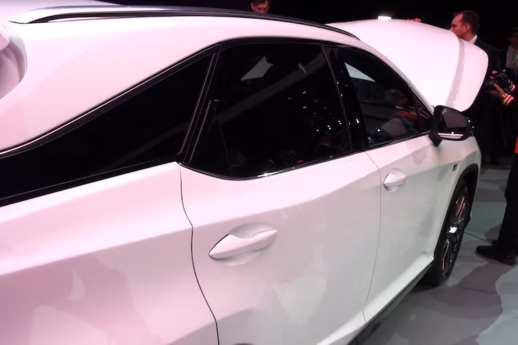 Các cửa kính hai bên của xe chạy dọc thân và "vuốt" nhỏ dần về phía cột C, sau đó tiếp tục chạy nối liền với cửa kính hậu đem tới cho xe vẻ đẹp độc đáo.