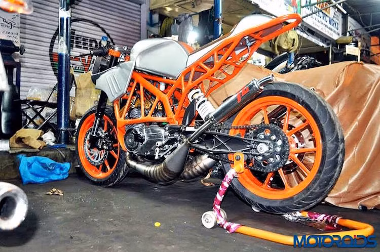 Khối động cơ 2 kỳ gốc của chiếc RD350 phiên bản Ấn Độ cũng không làm thỏa mãn "cơn khát" tốc độ của Aseem. Chính vì vậy anh đã đặt hàng các linh kiện của chiếc RD350 bản Mỹ mạnh mẽ hơn cùng với một số chi tiết độ khác để lắp vào động cơ.