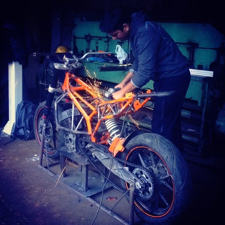 Theo học ngành thiết kế tại MIT, Aseem đã tự dựng lên ý tưởng chiếc xe tương lai trên máy tính bằng đồ họa 3D, sau đó đã tự thực hiện việc "độ" xe.