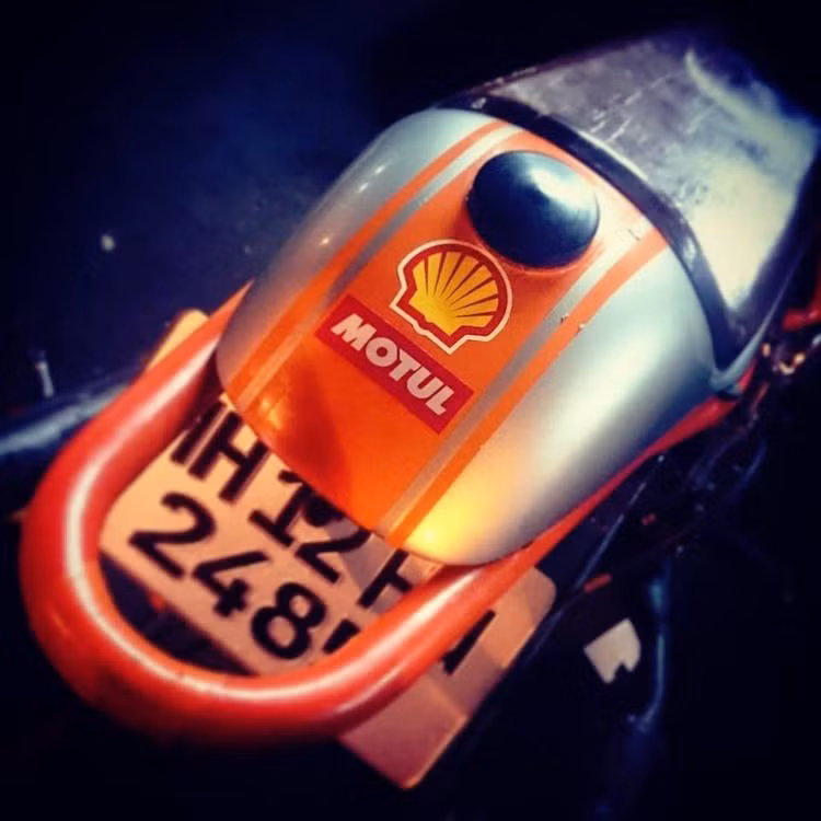 Aseem miêu tả việc lái chiếc xe là một trải nghiệm "có một không hai". Ở vòng tua máy dưới 7000 vòng/phút, chiếc xe cực kỳ "hiền" và dễ điều khiển.