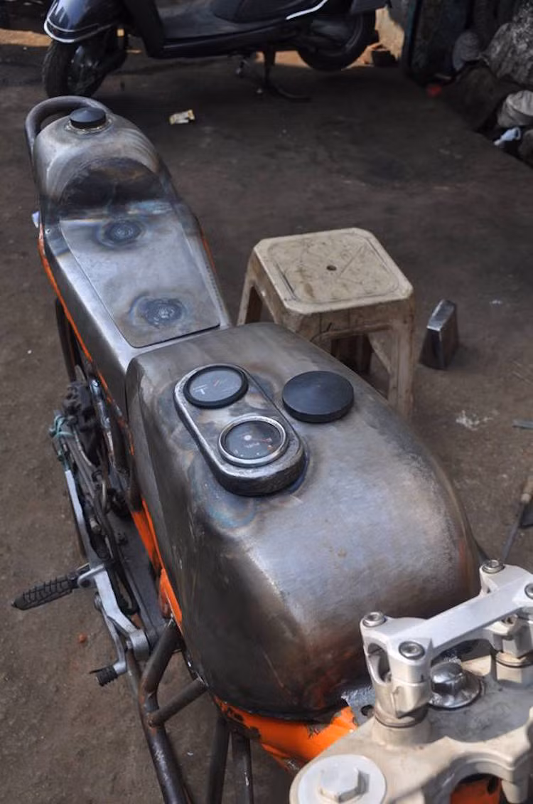 Nghe có vẻ đơn giản, tuy nhiên đối với một chàng trai lần đầu độ xe, đây quả thực là một thử thách không hề dễ dàng. Chỉ tính riêng tới thời gian để "chế" ra lỗ bắt trên khung của KTM Duke để phù hợp với động cơ Yamaha đã tốn của Aseem tới 3 tháng.