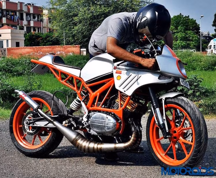 Sau hơn 1 năm đổ mồ hôi, công sức và thậm chí là cả máu trong quá trình độ xe, Aseem cuối cùng cũng đã hoàn thành được tác phẩm xe độ đặc biệt này và đặt tên nó là Flying Sikh.