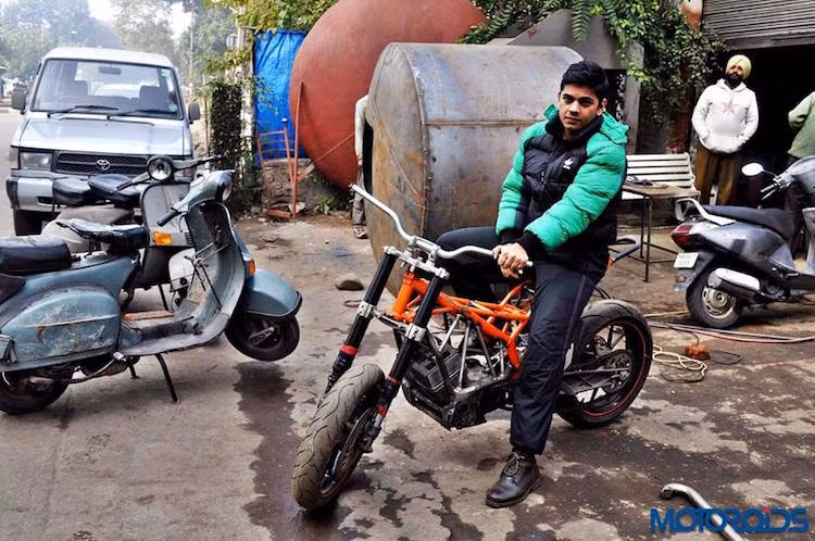 Ý tưởng về chiếc Yamaha RD350 2 kỳ "lai" với KTM Duke đã được Aseem "thai nghén" từ khi còn đang học năm cuối tại Đại học.