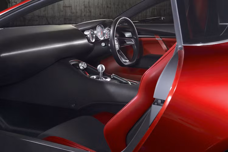 Nội thất của chiếc xe được thiết kế theo chủ nghĩa tối giản, không cầu kỳ và hoàn toàn hướng tới người lái.