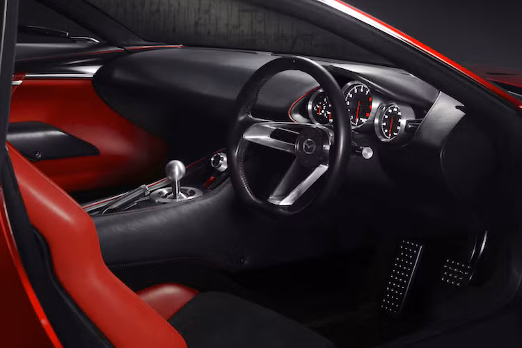 Bảng táp-lô được bọc da hoàn toàn giống như vành vô lăng đem tới cho RX-VISION cảm giác sang trọng. Trong khi đó, các chi tiết bằng sợi carbon và nhôm CNC thể hiện rõ chất thể thao của chiếc xe.