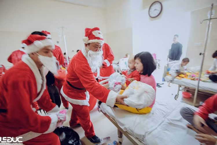Từng thành viên đã trực tiếp thăm hỏi và tặng quà cho những cháu nhỏ đang điều trị bệnh nặng tại viện K.