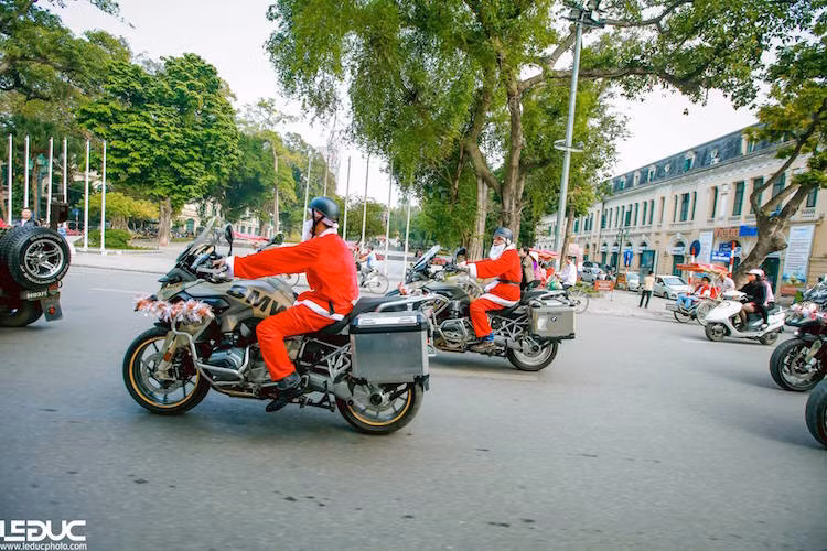 Những thành viên mặc trang phục ông già Noel và chạy trên những "chú tuần lộc" BMW R1200GS đa địa hình .