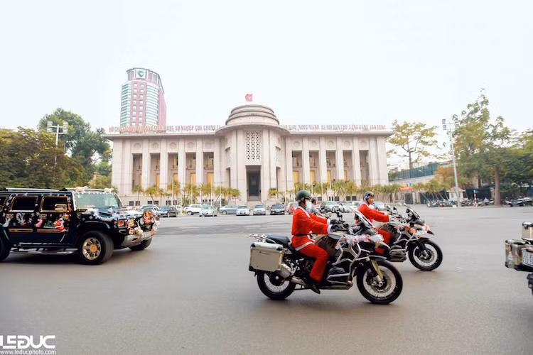 Đi phía sau đoàn môtô là một chiếc Hummer H2 hùng dũng, đóng vai trò chở quà và làm công tác hậu cần.