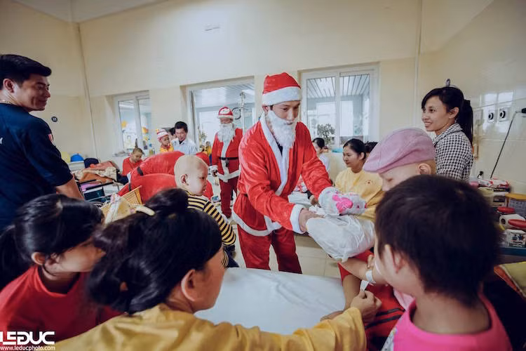 Niềm vui của các cháu bé và phụ huynh khi được những ông già Noel trao quà sớm trước Giáng Sinh.