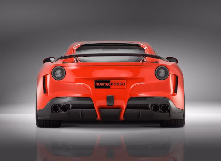 Phía sau đuôi xe được bổ sung thêm cánh gió cố định bằng sợi carbon.