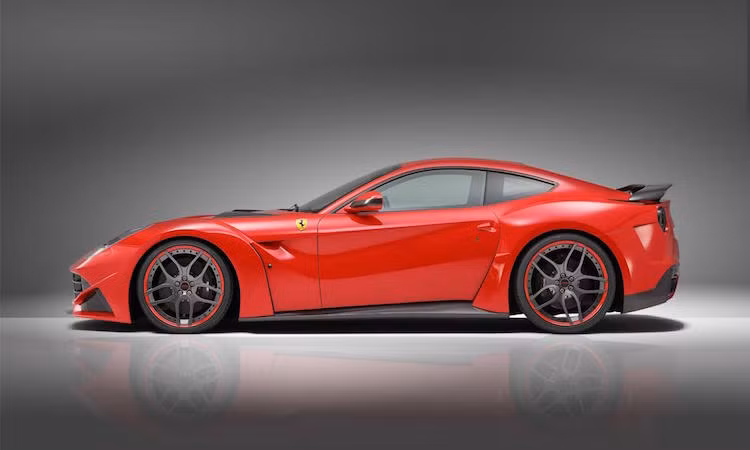 Thân xe của F12 cũng đã được Novitec mở rộng ra thêm với gói widebody mới, đem tới cho chiếc xe dáng rộng hơn và đặc biệt ấn tượng với hệ thống treo được hạ thấp tới 4 cm.