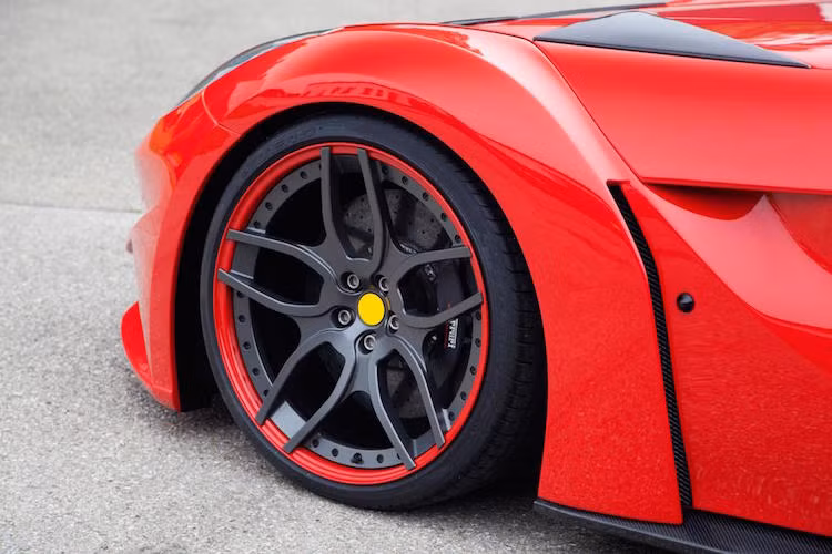 Bộ mâm xe được thay bằng loại mâm truyền thống của Novitec Rosso với kích thước 21 inch cho bánh trước và 22 inch cho bánh sau.