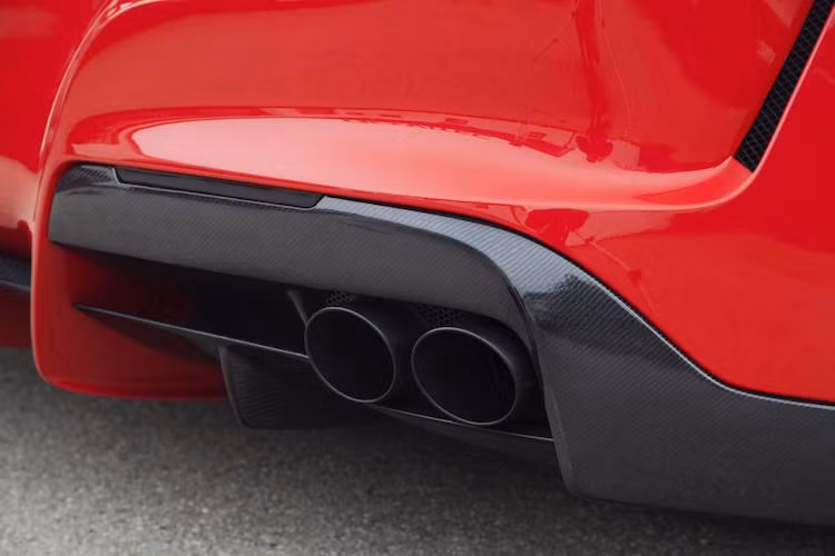 Đồng thời, cánh khuếch tán không khí nằm dưới cản sau cũng được độ sợi carbon, kèm theo hệ thống xả thể thao được trang bị cho xe.