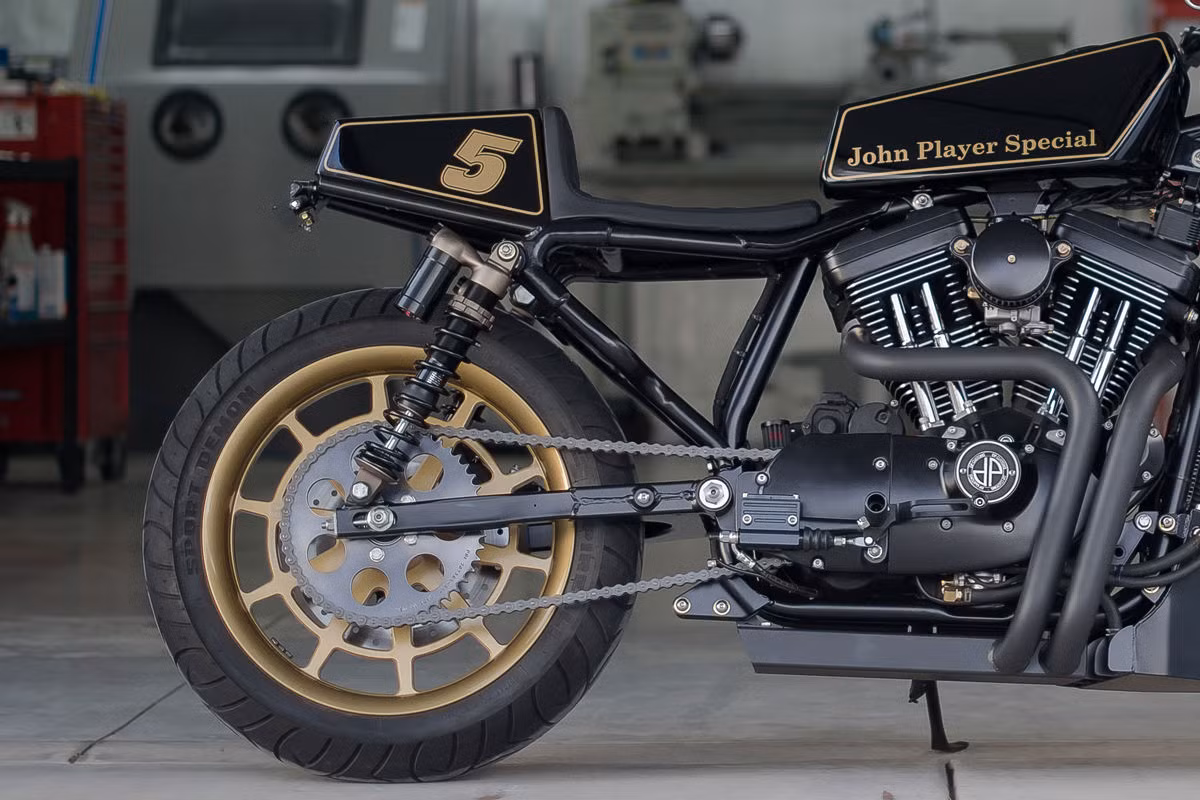 Các bánh xe được DP Customs tự thiết kế sau đó tiện CNC từ một khối nhôm duy nhất và sơn vàng.