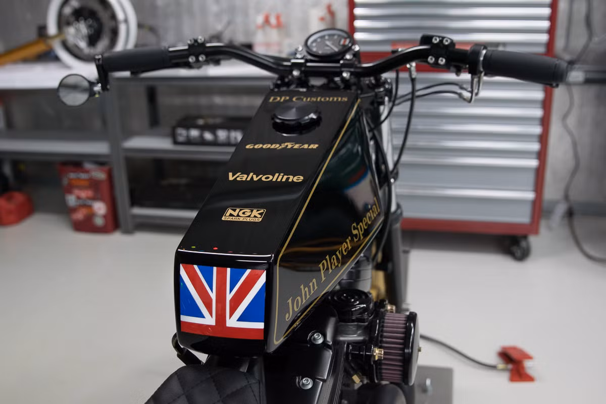 Động cơ của chiếc xe được "độ" lại để dùng xích, thay vì dây đai như xe nguyên bản và có chế hoà khí được sửa lại.