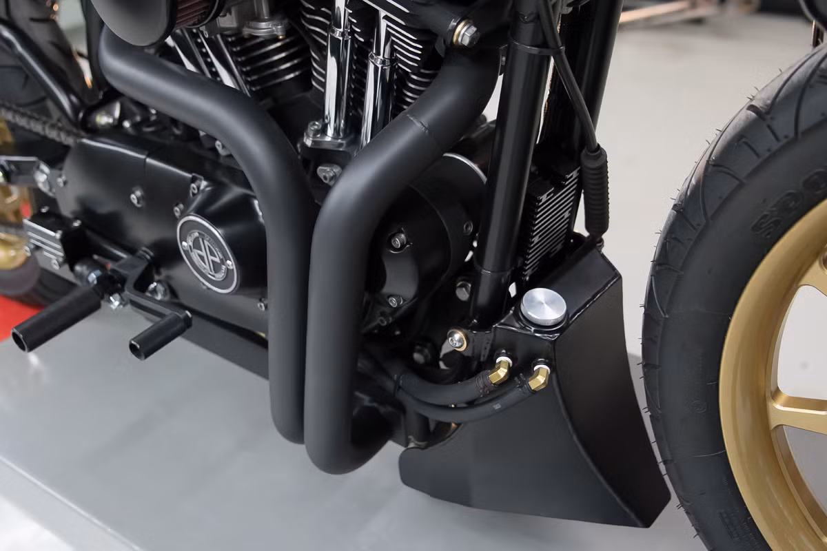 "Mỏ cày" ở bên dưới xe cũng được gò lại một cách góc cạnh, đồng thời đóng vai trò là bình chứa dầu.