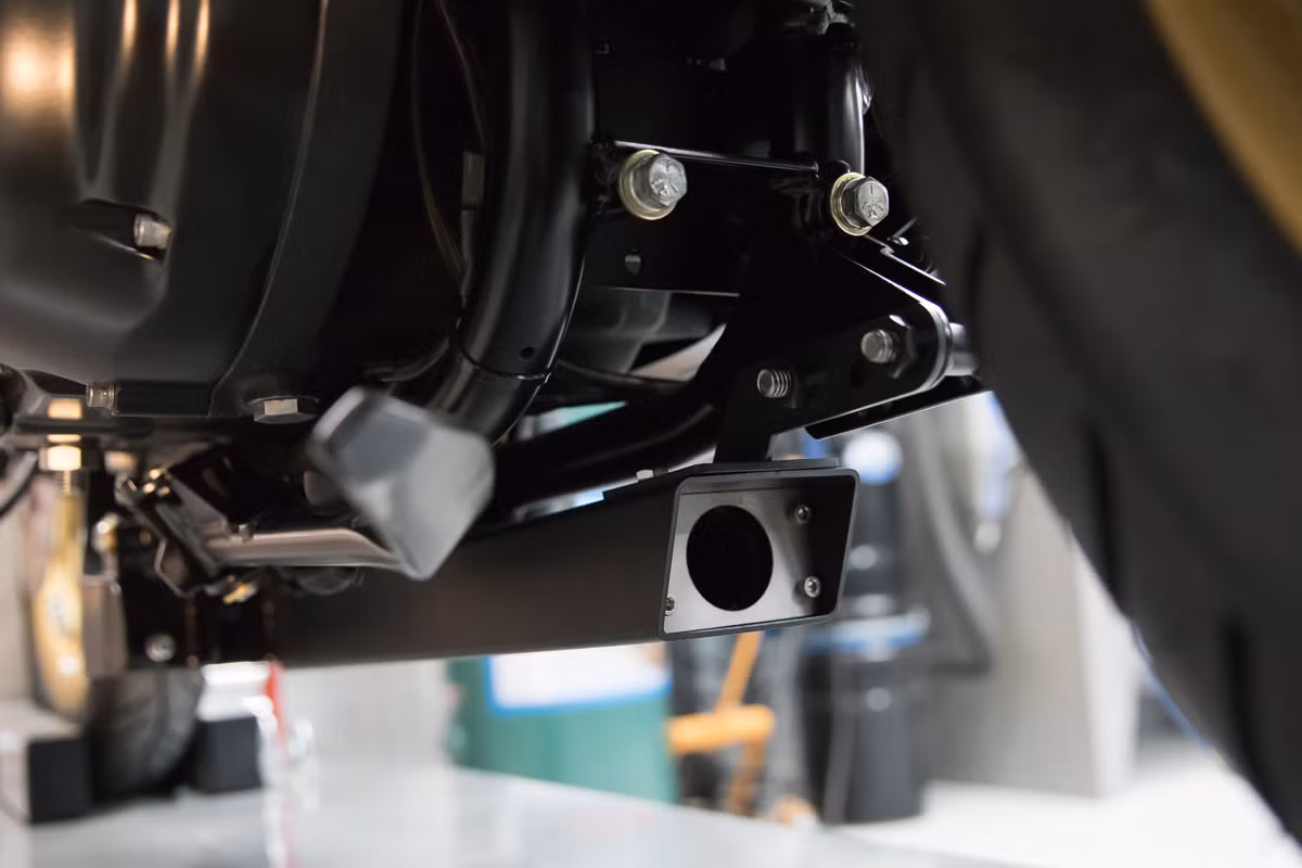 Ống xả được giấu gọn dưới gầm xe là loại Box Pipe của DP Customs.