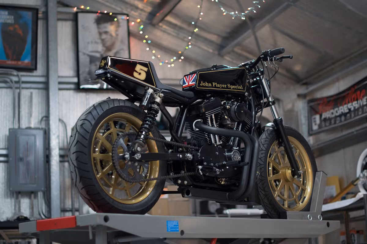 Khởi đầu là một chiếc Harley-Davidson 1200 Sportster, DP Customs đã lột bỏ toàn bộ bình xăng và dàn áo ngoài của xe.