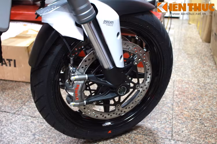 Trang bị an toàn trên xe là hệ thống phanh ABS cao cấp, giúp kiểm soát và phanh khi vào cua nhờ hệ thống đo quán tính Inertial Measurement Unit (IMU). Đi kèm với đó là Hệ thống kiểm soát độ bám đường DWC (Ducati Wheelie Control).