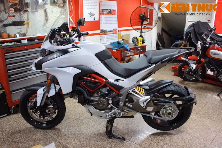 Là một chiếc xe việt dã nhưng Multistrada vẫn sở hữu thiết kế đậm chất thể thao nhờ các mảng thân xe năng động như các dòng sportbike.