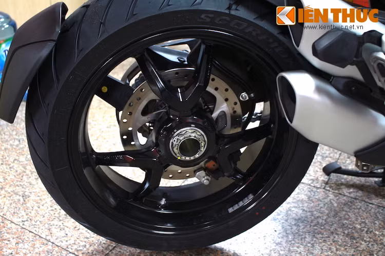 Multistrada 2015 sử dụng gắp đơn cho bánh sau cùng phuộc monoshock cũng có khoảng hành trình 170 mm như bánh trước.