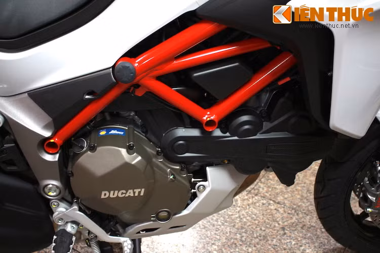 Ducati Multistrada 1200 mới trang bị động cơ Testastretta Desmodromic điều khiển van biến thiên thay cho loại Testastretta hiện tại. DVT mới giúp kiểm soát cả van nạp và van xả, cải thiện mô-men xoắn thấp xuống giúp tiết kiệm nhiên liệu.