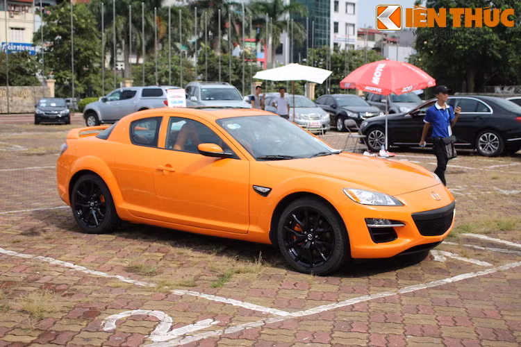 Chiếc Mazda RX-8 phiên bản facelift "đời cuối" duy nhất ở Hà Nội cũng có mặt tại chợ xe chờ chủ mới.