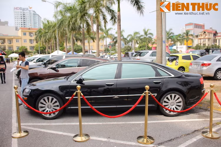 Một chiếc Audi A8 W12 6.0l thuộc thế hệ trước D3 (2002-2009), với động cơ 444 mã lực tương tự như Bentley Continental GT, nhưng không có hệ thống tăng áp kép.