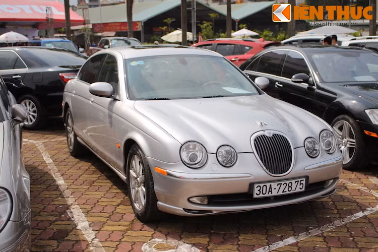 Jaguar S-Type, một mẫu sedan từng được Jaguar đặt hy vọng sẽ có thể "đánh bại" Mercedes E-Class và BMW M5, nhưng đã thất bại và bị khai tử vào năm 2008, sau 8 năm trên thị trường.