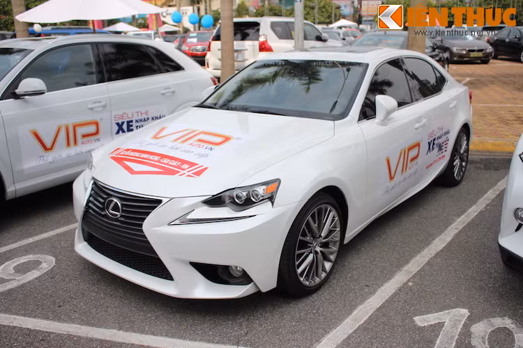 Thiết kế của thế hệ Lexus IS mới nhất nhận được nhiều ý kiến trái chiều do quá phá cách; có lẽ đây chính là lý do khiến chiếc xe không xuất hiện nhiều trên đường phố Việt như các đối thủ BMW 3 Series hay Mercedes C-Class.