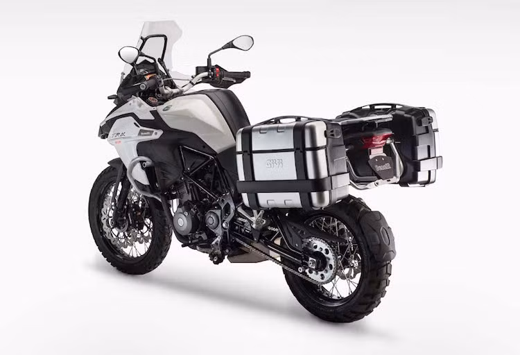 Có kiểu dáng tương tự nhưng so với Multistrada Enduro, TRK 502 sở hữu những chi tiết sắc sảo hơn một chút.