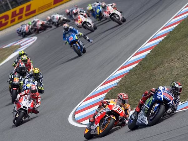 MotoGP 2015: Tay dua Lorenzo thach thuc moi doi thu-Hinh-2