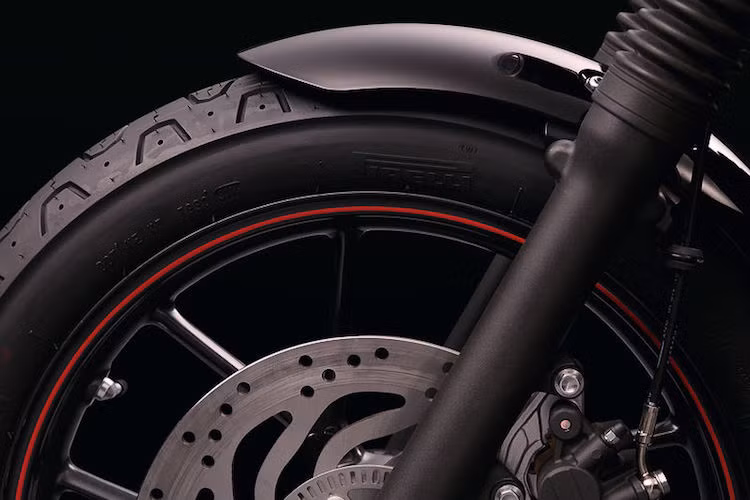 Mặc dù vậy, Street Twin đã có một số điểm mới mẻ khiến chiếc xe trông hiện đại hơn, chẳng hạn như cặp mâm đúc 5 cánh kép mới.