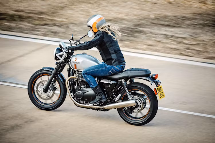 Cũng giống như Thruxton hay Bonneville T100 mới, Triumph hiện chưa công bố giá bán và thời điểm bán ra của Street Twin.