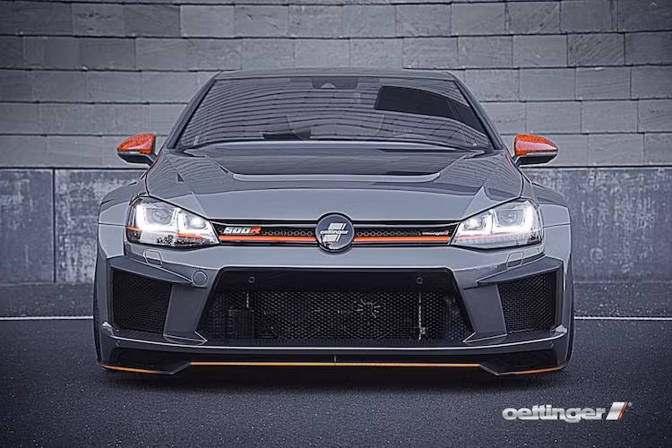 Cản trước có các khe lấy gió cực lớn, nắp ca-pô cũng được "trổ" thêm khe tản nhiệt cho động cơ.