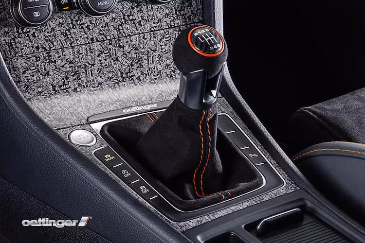 Các chi tiết ốp trong nội thất có hoa văn độc đáo, chưa từng thấy trên bất kỳ mẫu xe nào trước đây.