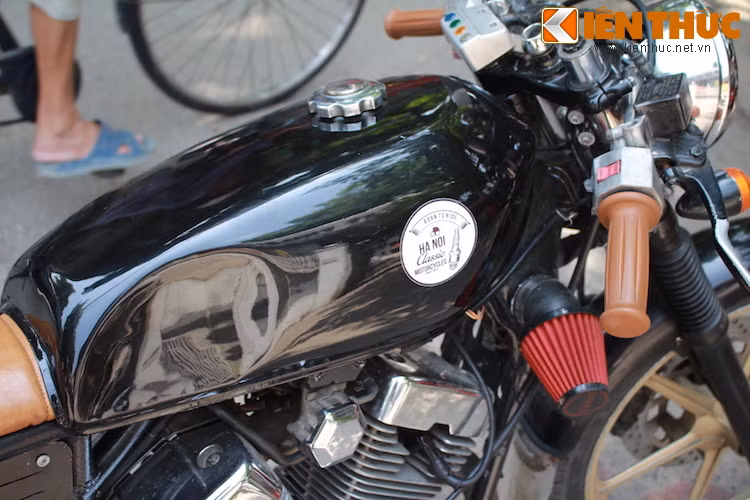  Bình xăng "giọt nước" của Virago được thay bằng bình khác, mang "chất" cafe racer hơn.