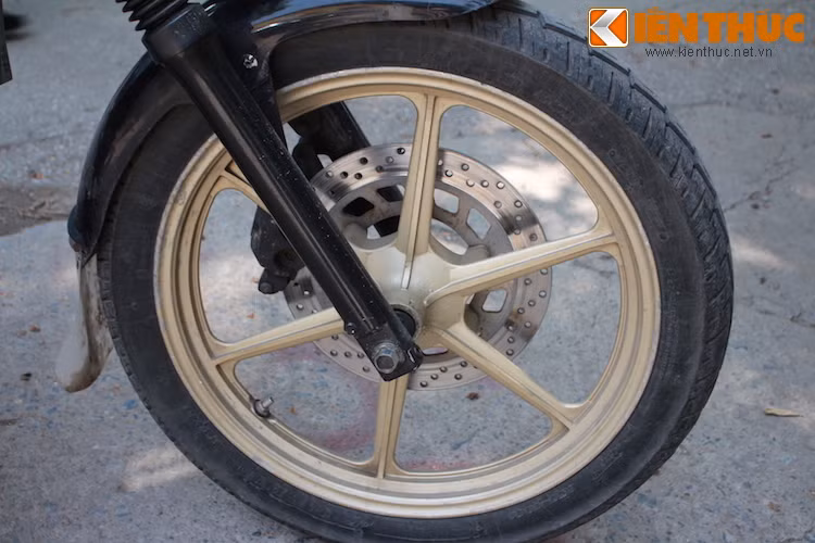 Chủ xe cho biết dù không phải "dân thợ", nhưng anh vẫn tự mày mò "độ" chiếc Virago phần lớn ở nhà.