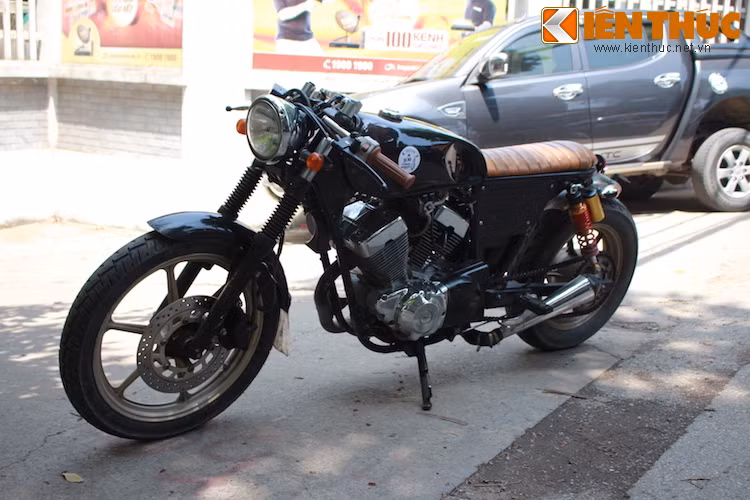 Tuy nhiên, do có giảm xóc trước đặt khá xa so với thân xe nên nếu "triển khai" chuẩn, Virago sẽ trở thành một chiếc cafe racer cực "chất" với dáng thấp đầy dữ dằn.