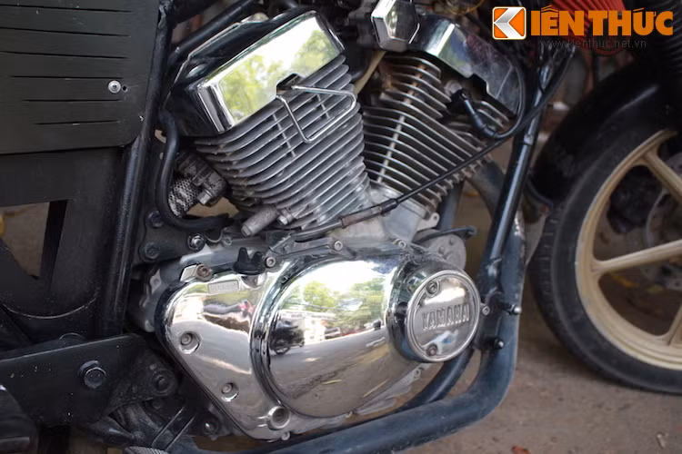 Khối động cơ 125 cc của Virago gốc vẫn được giữ nguyên bản, với lốc máy mạ chrome sáng bóng.