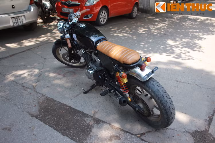 Có lẽ nhìn ra được nét đẹp đó, chàng sinh viên Hà Thành đã lựa chọn dáng cafe racer cho chiếc Virago của mình, thay vì bobber hay hardtail như thường thấy.
