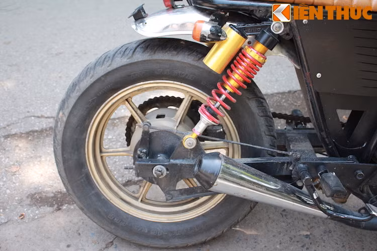 "Dàn chân" trước và sau vẫn giữ lại mâm đúc 6 cánh của Virago gốc.