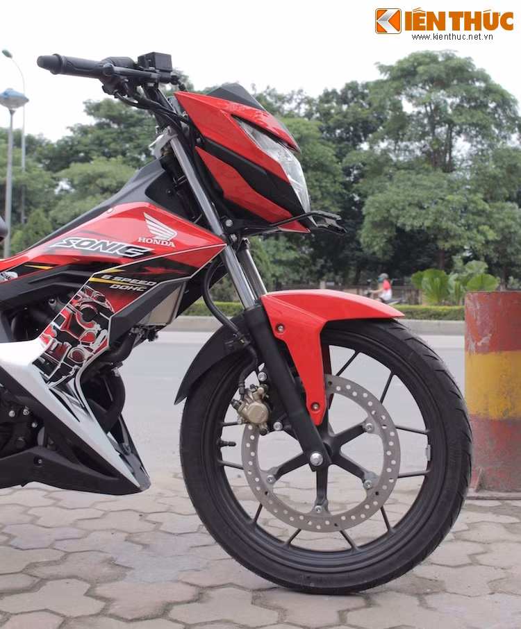 Hướng tới giới trẻ nên Sonic 150R được thiết kế rất thể thao, với nhiều chi tiết lấy cảm hứng từ những mẫu sportbike lớn hơn của Honda, chẳng hạn như cặp mâm 6 cánh kép giống với CBR600RR hay phần quây gió 2 bên thân "học" phần nào từ CBR1000RR.